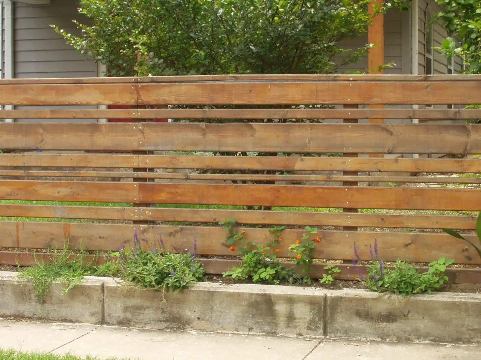 Horizontal Wood Slat Fence Design for your Backyard